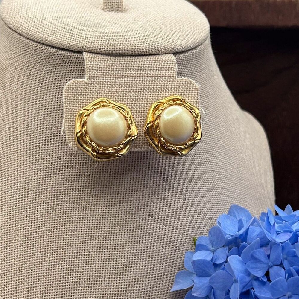 Vintage Faux Pearl Gold Tone Round Flower Clip On Earrings Classic 80s